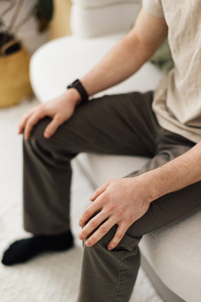Homme assis, mains sur les genoux, demandant un accompagnement thérapeutique pour l’aider à traverser ses difficultés.